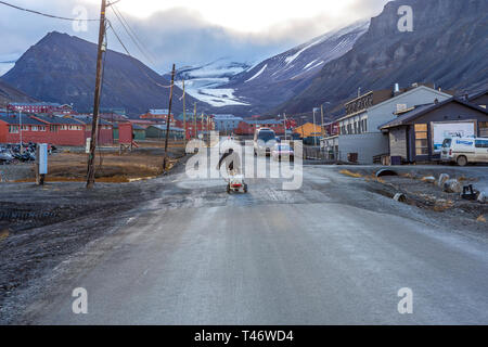 Straße, die den Gletscher der arktischen Dorf von Longyearbyen auf Spitzbergen mit Bergen im Hintergrund auf Herbst am Nachmittag Stockfoto