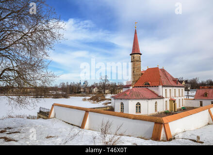 Priorat Palace im Frühjahr an einem sonnigen März Tag, in Gatschina, Russland Stockfoto