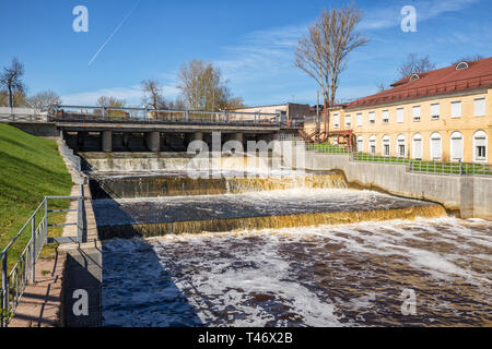 Überlauf Damm am Izhora Fluss, Blick aus dem Gebiet der izhora Pflanzen, Kolpino, St. Petersburg, Russland Stockfoto