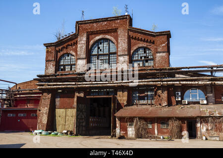 Die industrielle Architektur. Alte industrielle Gebäude aus rotem Backstein, Rüstung Hardening Workshop bei izhora Pflanzen, 1896, Kolpino, St. Petersburg, Russland Stockfoto