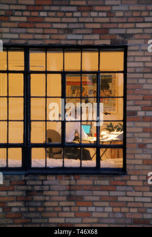 Mann bei der Arbeit spät in high-rise apartment Home Office, NYC, USA Stockfoto