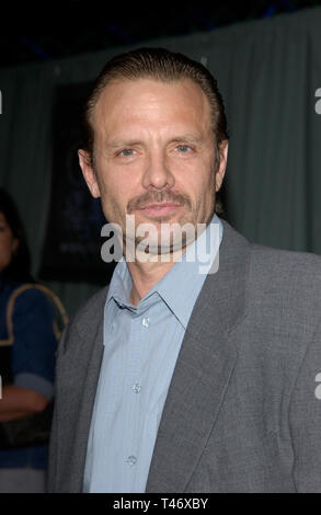 LOS ANGELES, Ca. 31. März 2003: Schauspieler Michael Biehn & Sohn CALEAN bei der Weltpremiere der Geister aus dem Abgrund des Universal Citywalk IMAX. Der Film ist Direktor James Camerons 3D-IMAX Erforschung der Titanic. Stockfoto