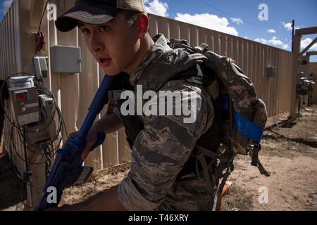 Us AIR ACADEMY, Colo.-- ein Kadett aus der United States Air Force Academy in Colorado Springs, Colo KRAFT, führt eine Übung in der militärischen Operationen in urbanem Gelände (mout) Schulung zur Bekämpfung der taktischen Fähigkeiten, Dienstag, 12. März 2019 zu schärfen. Stockfoto
