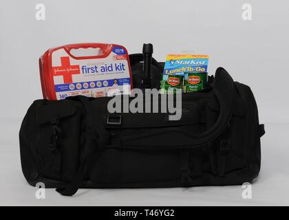 Ein seesack, die notversorgung ist März 13, 2019 angezeigt, Incirlik in der Türkei. Mitglieder des 39. Bauingenieur Squadron Bereitschaft und das Management in Notfällen Flug empfehlen in einem Notfall Kit in Ihrem Haus und Auto. Stockfoto