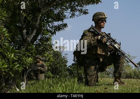 Lance Cpl. Jakob Orange, ein rifleman und Designated marksman mit Bataillon Landung Team, 1.BATAILLON, 4 Marines, hält die Sicherheit während einer Live-Feuer Bereich als Teil des 31 Marine Expeditionary Unit simulierten Expeditionary Advanced Base Camp, Schwab, Okinawa, Japan, 13. März 2019. Orange, ein Eingeborener von Trafalgar, Indiana, graduiert von Indian Creek High School im Dezember 2016, bevor er im darauf folgenden Monat. Marines mit dem 31 MEU sind die Durchführung von simulierten EABO in einer Reihe von dynamisches Training Veranstaltungen auf ihre Fähigkeit zu planen, zu üben verfeinern und eine Vielzahl von mi Stockfoto