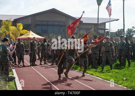 Us-Marines mit 1 Light Armored Reconnaissance Bataillon, 1st Marine Division, Rennen während der Krieger Tag bei der Marine Corps Base Camp Pendleton, Kalifornien, 13. März 2019. Krieger Tag ist eine Gelegenheit für das Bataillon Kameradschaft zwischen Unternehmen, die konkurrierende an verschiedenen Veranstaltungen zu errichten. Stockfoto