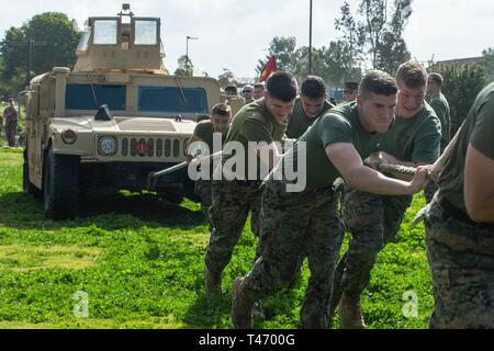 Us-Marines mit 1 Light Armored Reconnaissance Bataillon, 1st Marine Division, ziehen Sie ein Humvee während Krieger Tag bei der Marine Corps Base Camp Pendleton, Kalifornien, 13. März 2019. Krieger Tag ist eine Gelegenheit für das Bataillon Kameradschaft zwischen Unternehmen, die konkurrierende an verschiedenen Veranstaltungen zu errichten. Stockfoto