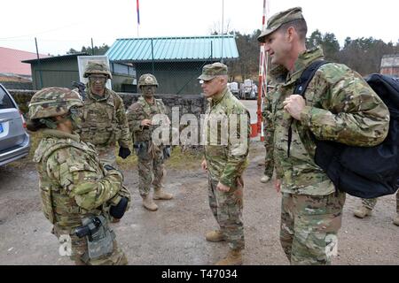 Us-Armee Oberstleutnant Christopher W. Baker, Kommandant der Feuerwehr 173rd Support Bataillons, 173Rd Airborne Brigade, und Command Sgt. Maj. Felicia D. Rodriguez, willkommen Brig. Gen. Christopher C. LaNeve, Kommandierender General der 7. Armee den Befehl, und Oberst James Bartholomees III, Kommandant der 173Rd Airborne Brigade, die im Rahmen eines Besuches der Brigade während der Übung Lipizzaner V bei Pocek in Postonja, Slowenien, März 13, 2019. Lipizzaner ist eine kombinierte Squad-level Training in der Vorbereitung für platoon Bewertung und Bataillon-Bereitstellungsverfahren zu überprüfen. Die 173Rd Stockfoto