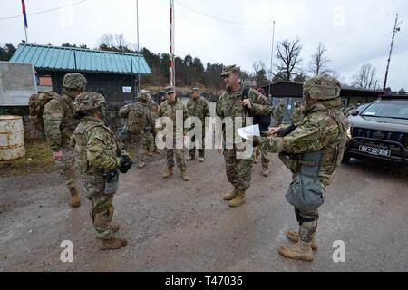 Us-Armee Oberstleutnant Christopher W. Baker, Kommandant der Feuerwehr 173rd Support Bataillons, 173Rd Airborne Brigade, und Command Sgt. Maj. Felicia D. Rodriguez, willkommen Brig. Gen. Christopher C. LaNeve, Kommandierender General der 7. Armee den Befehl, und Oberst James Bartholomees III, Kommandant der 173Rd Airborne Brigade, die im Rahmen eines Besuches der Brigade während der Übung Lipizzaner V bei Pocek in Postonja, Slowenien, März 13, 2019. Lipizzaner ist eine kombinierte Squad-level Training in der Vorbereitung für platoon Bewertung und Bataillon-Bereitstellungsverfahren zu überprüfen. Die 173Rd Stockfoto