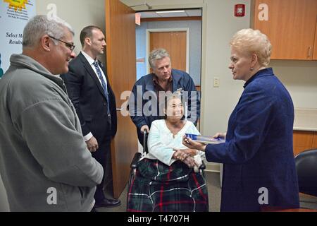 Generalmajor Anthony Carrelli (links), Pennsylvania Adjutant General und Dalia Grybauskaitė (rechts), Präsident der Republik Litauen, besuchen Sie Renee Metzinger (Mitte), ein Mitglied der Pennsylvania National Guard derzeit an der Penn State Hershey Rehabilitation Krankenhaus behandelt zu werden, und ihr Mann Mark. Stockfoto