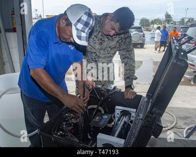 MAJURO, Republic of the Marshall Islands (15. März 2019) US Marine Corps Lance Cpl. Israel Granados-Sanchez führt die Instandhaltung auf eine Wasserpumpe neben einem lokalen Mechaniker während der Pacific Partnerschaft 2019. Pazifische Partnerschaft, der nun in seinem 14. Iteration, ist die größte jährliche internationale humanitäre Hilfe und Katastrophenhilfe Abwehrbereitschaft Mission im Indopazifik durchgeführt. Jedes Jahr, die Mission Team arbeitet gemeinsam mit Gastgeber und Partner Nationen regionaler Interoperabilität und Disaster Response Funktionen, erhöhen die Stabilität und Sicherheit in der Region zu stärken, und neue fördern Stockfoto