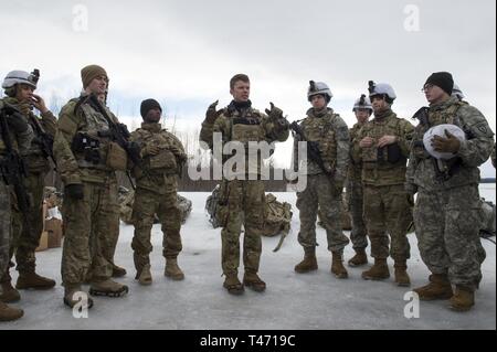 Armee 1. Lt Kaleb Myhre, Mitte, der verantwortliche Offizier des 3.BATAILLON zugeordnet, 509Th Parachute Infantry Regiment, 4 Infantry Brigade Combat Team (Airborne), 25 Infanterie Division, U.S. Army Alaska, unterweist seine Soldaten vor der Durchführung Mörtel live Fire Training auf malemute Drop Zone, Joint Base Elmendorf-Richardson, Alaska, 14. März 2019. Die Soldaten ihre crew Waffenfertigkeiten durch Feuer Missionen die Nutzung der M224 60 mm, 81 mm, M252 und M121 120 mm Mörser Systeme. Stockfoto