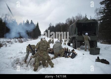 Armee Indirektes Feuer Infanteristen an die Zentrale und die Konzernzentrale, 3rd Battalion, 509Th Parachute Infantry Regiment zugeordnet, 4 Infantry Brigade Combat Team (Airborne), 25 Infanterie Division, U.S. Army Alaska, bedienen Sie den M252 81 mm Mörser System während der Live-Fire Training bei Joint Base Elmendorf-Richardson, Alaska, 14. März 2019. Die Soldaten ihre crew Waffenfertigkeiten durch Feuer Missionen die Nutzung der M252 81 mm Mörser system serviert. Stockfoto