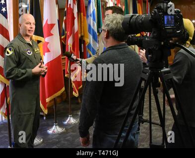 Colonel Russell Driggers, 80th Flying Training Wing Commander, beantwortet Fragen zu der diesjährigen Euro-NATO Joint Jet Pilot Training's Steering Committee Meeting mit lokalen Medien, 14. März 2019 an Sheppard Air Force Base, Texas. Driggers betonte die Bedeutung der internationalen Partnerschaften, Technologie und Innovation, wie Sie den Prozess der Erstellung von Kampfpiloten der NATO verbessern wird. Stockfoto