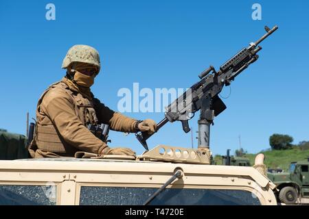 CAMP Pendleton, Calif (Mar. 14, 2019) U.S. Navy Bau Elektriker 3. Klasse Adrian Solanacastillo, von Miami, Florida, zur Marine Mobile Konstruktion Einheit 5 zugeordnete sitzt in der Gun Berg von einem Humvee auf die Marine Corps Base Camp Pendleton, Kalifornien als Teil der Übung PacBlitz Pacific Blitz (19). Arbeiten Hand in Hand, die Marine Expeditionary Force und Marine Logistics Group Funktionen in das Gebäude und die Verteidigung der erweiterte Flottenstützpunkte ergänzen. 19 PacBlitz bietet entsprechende Schulungen, die repliziert eine realistische maritime Bedrohungslage, die Naval Amphibious c verbessern Stockfoto