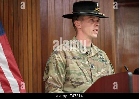 Kalifornien Nationalgarde Oberstleutnant Jeremy T. Hopkins, 1.Staffel, 18 Kavallerie Regiments, Commander, spricht während des Jordans Streitkräfte 10 Bundesgrenzschutz Kraft Bataillon während ihrer Abschlussfeier, 14. März 2019, am Frieden Operations Training Center in der Nähe von Amman, Jordanien. Die 1-18 CAV, Wer sind unsere Partner in der Gemeinsamen Aktionen Engagement Program, trainiert das wachbataillon Soldat zu helfen, Fähigkeiten für das Grenzwachtkorps Kraft wesentlich zu sichern und die Grenzen gegen feindliche Bedrohungen verteidigen zu verbessern. (Army National Guard Stockfoto