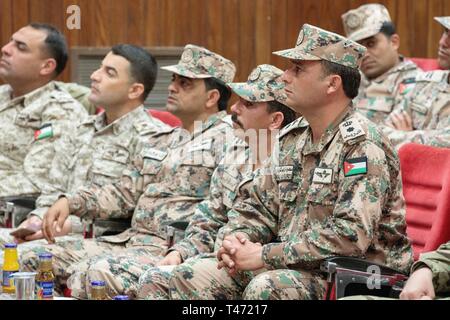 Jordan Soldaten der Bundeswehr hören Sie einen Gastredner während eine Abschlussfeier für die Jaf 10 Bundesgrenzschutz Kraft Bataillon am Peace Operations Training Center in der Nähe von Amman, Jordanien, 14. März 2019. Der 10 BGF graduierte von der gemeinsamen operationellen Engagement Program, wo Sie mit der 1. Staffel von der California Army National Guard, 18 Cavalry Regiment für zehn Wochen trainierten die BGF Bereitschaft zum Schutz und zur Sicherung der für Jordanien der Außengrenzen zu verbessern. (Army National Guard Stockfoto