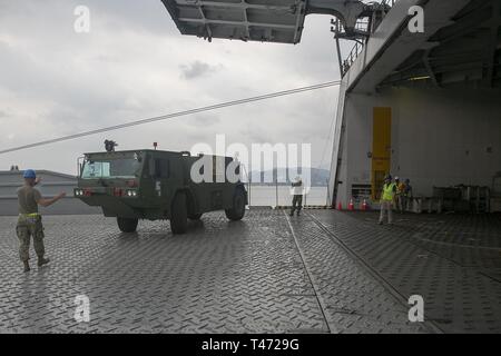 OLONGAPO, Philippinen - Soldaten der US-Armee Pazifik Handbuch militärisches Fahrzeug aus-Zeit Military Sealift Command - gecharterten Schiff M/V Cape Hudson (T-AKR 5066) in Vorbereitung auf die Übung Balikatan, 15. März 2019 beigefügt. In diesem Jahr Balikatan konzentriert sich auf maritime Sicherheit und amphibische Fähigkeiten sowie multinationale Interoperabilität durch militärische Austausch. (Marine Stockfoto