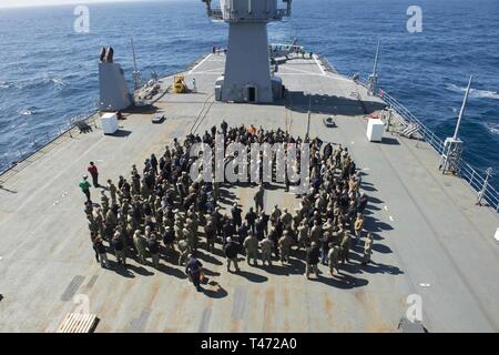 Meer (15. März 2019) - Matrosen an Bord der Blue Ridge-Klasse amphibischen Kommando Schiff USS Mount Whitney leiten eine Schiff Bohrer verzichten. Mount Whitney, Vorwärts- und Gaeta, Italien eingesetzt, arbeitet mit einer kombinierten Mannschaft der US Navy Military Sealift Command Segler und öffentlichen Dienst Seemänner. Stockfoto