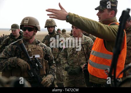 Us-Marines mit speziellen Zweck Marine Air-Ground Task Force-Crisis Response-Africa 19.1, Marine Kräfte in Europa und in Afrika, planen einen Angriff mit Soldaten der rumänischen Armee 341 Infanterie Bataillon; Soldaten des 4. mechanisierten der bulgarischen Armee Bataillon; Soldaten der 12. der georgischen Armee Infanterie Bataillon; der Ukrainischen Marine Infanterie Bataillon 503Rd; und Soldaten der 3. der moldawischen Armee Infanterie Brigade während Platin Eagle 19.1, eine multilaterale Übung am Babadag, Rumänien, 15. März 2019. SPMAGTF-CR-AF ist eingesetzt Krise - Reaktion und wenn man zu leiten Stockfoto