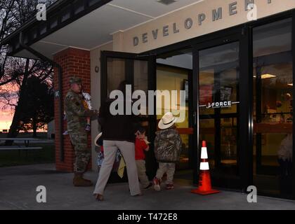 Wing Personal Agentur Kreuzung Koordinator, Jessica Cox Wanderungen ihre beiden Kinder in die Entwicklung des Kindes auf Goodfellow Air Force Base, Texas, 15. März 2019. Die CDC bietet Kinderbetreuung für militärische, zivile Arbeitnehmer und Regierung von Fremdfirmen. Stockfoto