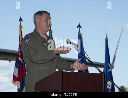 Generalmajor Michael A. Minihan, US-Indo-Befehl Stabschef, spricht über die Bedeutung der Maßnahmen, die von Piloten während der Nordkorea Flugzeug Gedenktafel am Joint Base Pearl Harbor-Hickam, Massachusetts, 12. März 2019. Während der Zeremonie zwei C-17 Globemaster III, schwanz Nummern 05-5147 und 05-5148, wurden mit Plaketten, die ihre Teilnahme an der ehrenvollen Mission 2018 durchführen, dass die Überreste von 55 amerikanischen Soldaten, die im koreanischen Krieg der USA getötet Zurück vorgestellt Stockfoto