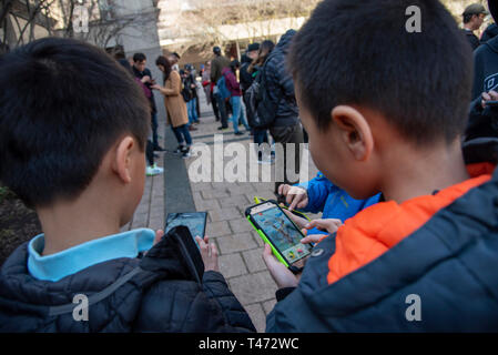 Toronto, Kanada. 13. April 2019. Die Spieler nehmen an Pokemon gehen April 2019 Gemeinschaft Tag an Mel Lastman Square in Toronto. Dominic Chan/EXimages Stockfoto