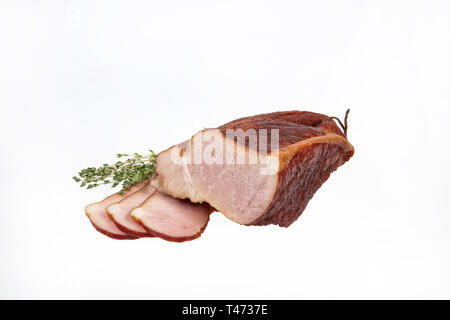 Geräuchertes Rindfleisch und Grün auf einem isolierten studio Hintergrund Stockfoto