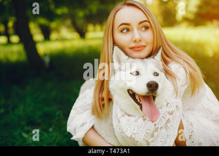 Elegante Mädchen mit niedlichen Hund Stockfoto