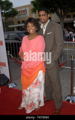 LOS ANGELES, Ca. Juni 10, 2003: Sängerin/Schauspielerin Gladys Knight & Freund William am Los Angeles Premiere ihres neuen Films Hollywood Homicide. Stockfoto