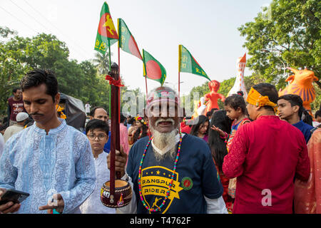 Dhaka, Bangladesch. 14 Apr, 2019. Mangal Shobhajatra, eine farbenfrohe und festliche Prozession feiern Pahela Baishakh, die bangala Neues Jahr, setzt aus Stockfoto