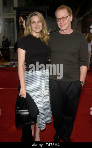 LOS ANGELES, Ca. Juli 22, 2003: Schauspielerin Bridget Fonda & fiancŽ Schauspieler Danny Elfman im Rahmen der Weltpremiere in Los Angeles, der seabiscuit. Stockfoto