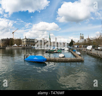 Zürich, ZH/Schweiz - April 8, 2019: Zürich Stadtbild mit der Limmat beim traditionellen Frühlingsfest der Sechselauten im April Stockfoto