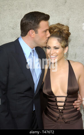 LOS ANGELES, Ca. 27. Juli 2003: Ben Affleck & fiancŽe JENNIFER LOPEZ auf der Los Angeles Premiere ihres neuen Films Gigli. Stockfoto