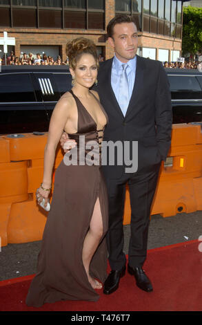 LOS ANGELES, Ca. 27. Juli 2003: Ben Affleck & fiancŽe JENNIFER LOPEZ auf der Los Angeles Premiere ihres neuen Films Gigli. Stockfoto