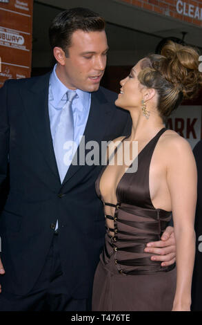 LOS ANGELES, Ca. 27. Juli 2003: Ben Affleck & fiancŽe JENNIFER LOPEZ auf der Los Angeles Premiere ihres neuen Films Gigli. Stockfoto