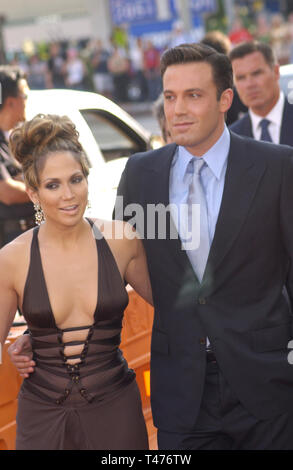 LOS ANGELES, Ca. 27. Juli 2003: Ben Affleck & fiancŽe JENNIFER LOPEZ auf der Los Angeles Premiere ihres neuen Films Gigli. Stockfoto