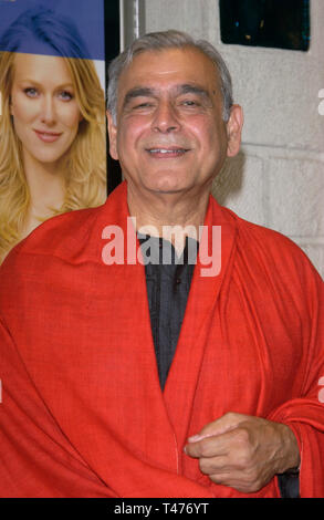 LOS ANGELES, Ca. Juli 29, 2003: Produzent Ismail Merchant am Los Angeles Premiere seines neuen Films Le Scheidung. Stockfoto