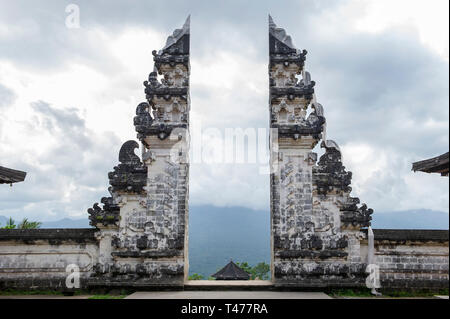 Die Tore des Himmels. Eine beliebte Touristenattraktion im Pura Penataran Agung Lempuyang (lempuyang Tempel) in Bali, Indonesien Stockfoto