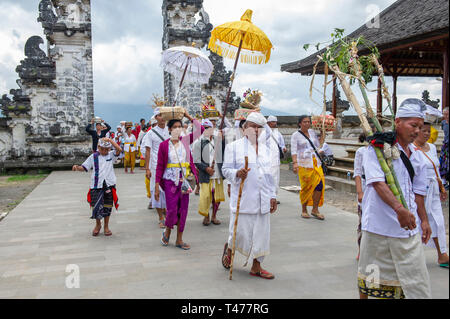 Eine Prozession von Menschen während einer hinduistischen Zeremonie im Pura Penataran Agung Lempuyang (lempuyang Tempel) in Bali, Indonesien Stockfoto