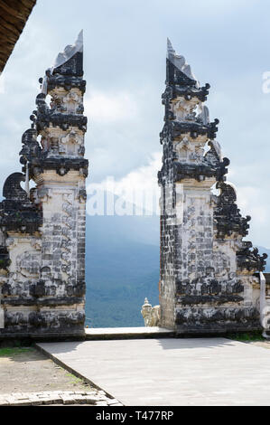 Die Tore des Himmels. Eine beliebte Touristenattraktion im Pura Penataran Agung Lempuyang (lempuyang Tempel) in Bali, Indonesien Stockfoto