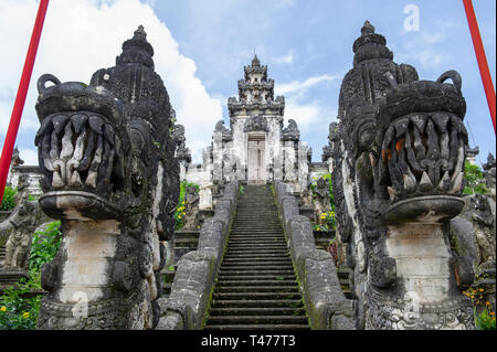 Die zentrale Paduraksa Portal Zugang zu den mittleren Sanctum von Pura Penataran Agung Lempuyang (lempuyang Tempel) in Bali, Indonesien Stockfoto