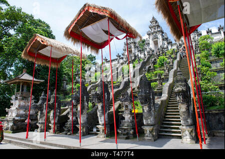 Die Paduraksa Portale zu den nahen Sanctum (jaba Tengah) von Pura Penataran Agung Lempuyang (lempuyang Tempel) in Bali, Indonesien Stockfoto