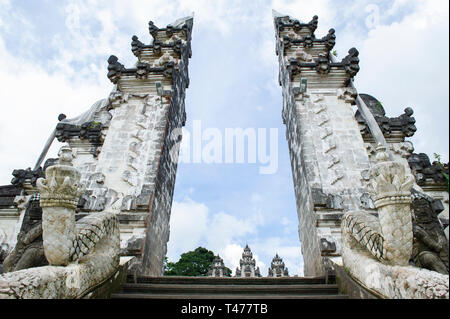 Die Tore des Himmels. Eine beliebte Touristenattraktion im Pura Penataran Agung Lempuyang (lempuyang Tempel) in Bali, Indonesien Stockfoto