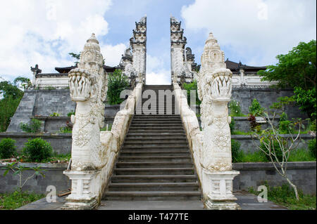 Die Tore des Himmels. Eine beliebte Touristenattraktion im Pura Penataran Agung Lempuyang (lempuyang Tempel) in Bali, Indonesien Stockfoto