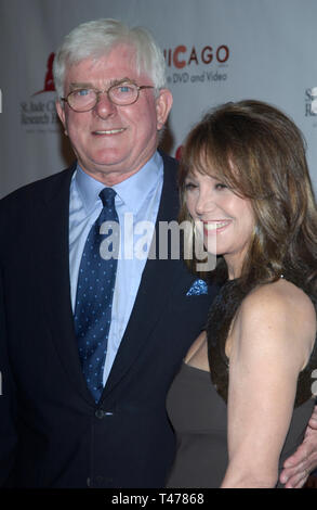 LOS ANGELES, Ca. August 19, 2003: Talk Show host Phil Donahue & Frau Schauspielerin MARLO THOMAS an der 2. jährlichen Landebahn für Leben Celebrity Fashion Show zugunsten der St. Jude's Children's Research Hospital und feiert die DVD-Veröffentlichung von Chicago. Stockfoto