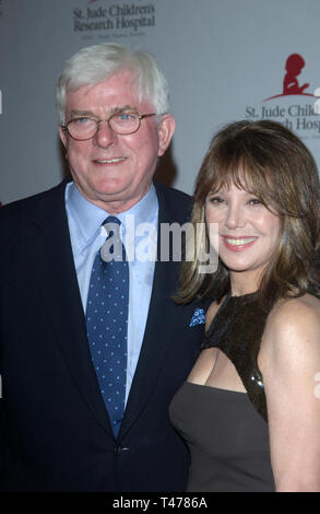 LOS ANGELES, Ca. August 19, 2003: Talk Show host Phil Donahue & Frau Schauspielerin MARLO THOMAS an der 2. jährlichen Landebahn für Leben Celebrity Fashion Show zugunsten der St. Jude's Children's Research Hospital und feiert die DVD-Veröffentlichung von Chicago. Stockfoto