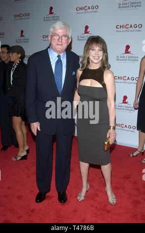 LOS ANGELES, Ca. August 19, 2003: Talk Show host Phil Donahue & Frau Schauspielerin MARLO THOMAS an der 2. jährlichen Landebahn für Leben Celebrity Fashion Show zugunsten der St. Jude's Children's Research Hospital und feiert die DVD-Veröffentlichung von Chicago. Stockfoto