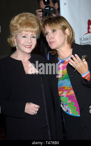 LOS ANGELES, Ca. August 19, 2003: Schauspielerin Debbie Reynolds & Tochter Schauspielerin Carrie Fisher an der 2. jährlichen Landebahn für Leben Celebrity Fashion Show zugunsten der St. Jude's Children's Research Hospital und feiert die DVD-Veröffentlichung von Chicago. Stockfoto