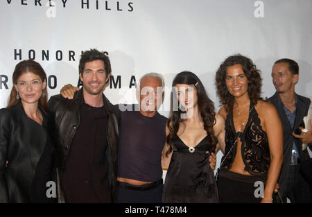 LOS ANGELES, Ca. September 09, 2003: Designer Giorgio Armani (Mitte) mit Nichte ROBERTA ARMANI (ganz rechts), Schauspielerin DEBRA MESSING (links), Schauspieler DYLAN McDERMOTT & Frau Shiva Rose auf der Fashion Show Event am Rodeo Drive, Beverly Hills, wo Designer Giorgio Armani mit der ersten Rodeo Drive geehrt wurde Sie von Style Award. Stockfoto